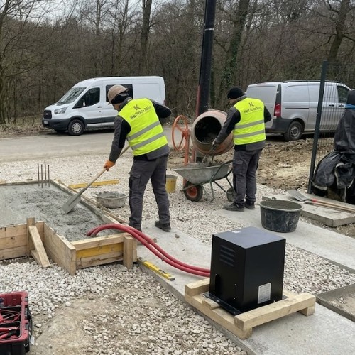 pari úszókapu telepítése - 3. lépés: szakszerű kivitelezés, betonozási és alapozási munkálatok zsaluzással, valamint a nagy teljesítményű kapunyitó motor és védőcsövek elhelyezése – Koffenstein Kaputechnika Kft.