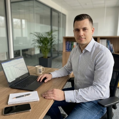 Ipari úszókapu telepítése - 1. lépés: professzionális kapcsolatfelvétel, digitális projektmenedzsment és mérnöki előkészítés modern irodai környezetben – Koffenstein Kaputechnika Kft.