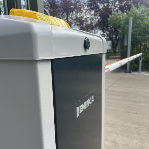 Beninca márkájú ipari sorompó telepítése és automatizálása. Automata ipari sorompórendszer kiépítése parkolókhoz és vállalati telephelyekhez – Koffenstein Kaputechnika Kft.