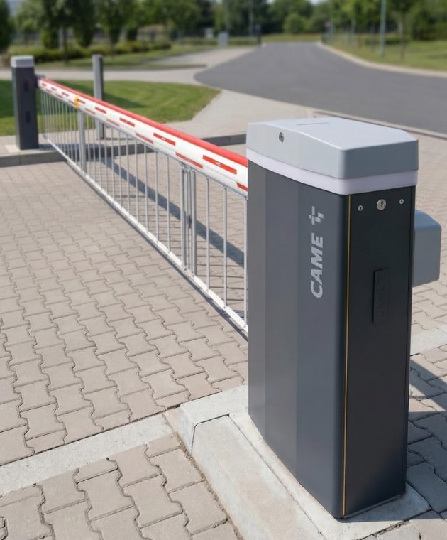 Prémium antracit szürke CAME ipari sorompó rendszer telepítése rácsos védőszoknyával ellátott sorompókarral, térkövezett úton – Koffenstein Kaputechnika Kft.